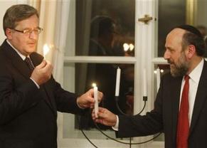 Polish President Komorowski marks Chanukah at presidential compound