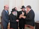 Rabbinical delegation presents Polish President Komorowski with Matza