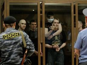 Firebombs thrown at Moscow synagogue one day after court sentences neo-Nazi gang