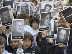 Argentines urge Iran to surrender AMIA bombing suspects