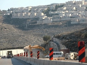 Israel paving road to link East Jerusalem neighborhoods to city center