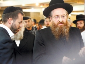 Senior ultra-Orthodox leader pays historic visit to Israel Museum