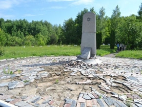 В Ровно вандалы разгромили еврейское захоронение