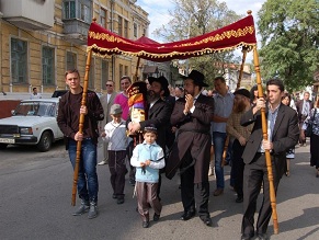 Mariupel celebrates new Torah Scroll