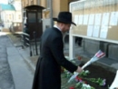 Chief Rabbi of Russia lays flowers at U.S. Embassy