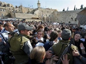 For first time Israel police protect ‘Women of the Wall’ against Ultra-Orthodox protesters