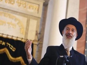 Former chief rabbi Metzger arrested for taking bribe, fraud