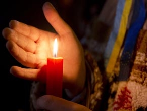 Протестующие на Майдане зажгли свечи в память о погибших в Волгограде