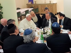 Pope Francis hosts Argentine Jewish leaders for kosher lunch