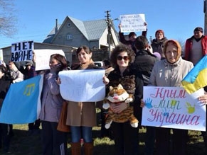 В Крыму женщины разных национальностей проводят акции в поддержку мира