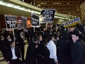 Hardline haredi faction protesting arrest of yeshiva student