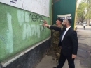 “Right Sector” Comes to Synagogue; Will Help Restore Vandalized Fence