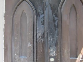 В Николаеве в фасад синагоги бросили две бутылки с зажигательной смесью