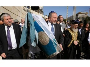 В Израиль доставили 200-летний свиток Торы