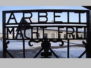 Германия восстановила надпись на воротах лагеря Дахау «Arbeit Macht Frei»