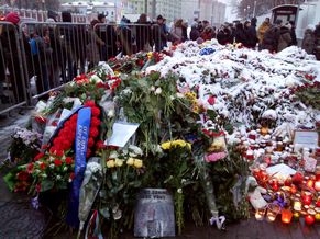 Генсек ЕАЕК возложил венок у посольства Франции в Москве