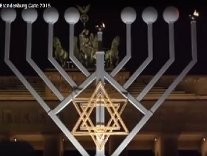 Jews, Syrian refugees light menorah at Germany&#039;s Brandenburg Gate