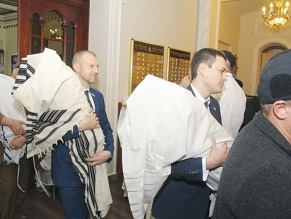 Ukrainian government returns Torahs confiscated by Communists