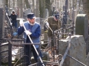 Российские волонтеры ухаживают за белорусским еврейским кладбищем