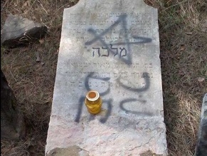 Jewish couple’s headstone vandalized with antisemitic graffiti in Indiana
