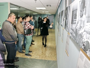 В еврейском музее Днепра открылась фотовыставка «Взрослое крымское детство»