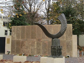 В Нидерландах кровью и грязью облит Монумент жертвам Холокоста