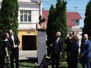 Памятник всемирно известной поэтессе Розе Ауслендер открыли в Черновцах