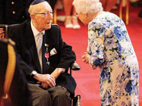 Британская королева наградила орденом 101-летнего еврейского ветерана
