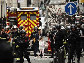 В Париже неизвестный захватил заложников и требует связать его с посольством Ирана
