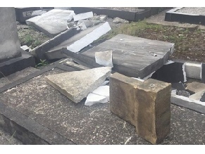 Антисемитский погром на еврейском кладбище в Манчестере