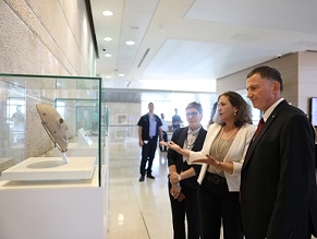 В Кнессете открылась выставка «Сокровища музеев Израиля»