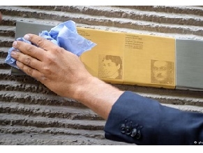 Память о Холокосте: власти Мюнхена меняют «камни» на мемориальные доски