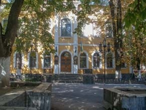 Иудейская община Чернигова отстаивает здание синагоги, в которой расположен Молодежный театр