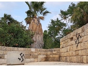 Задержан вандал, обрисовавший свастиками объекты в Тель-Авиве