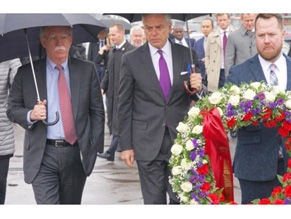 Советник президента США по нацбезопасности Джон Болтон возложил цветы к месту убийства Немцова