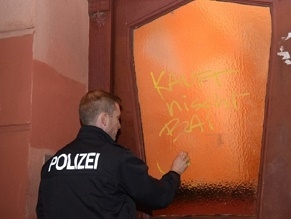 Антисемит обрисовал оскорбительными граффити 21 витрину в Берлине
