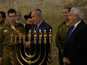 Нетаньяху и Фридман зажгли ханукальную менору у Западной Стены