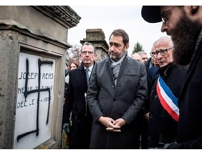 Министр внутренних дел Франции пообещал найти осквернителей  еврейского кладбища под Страсбургом