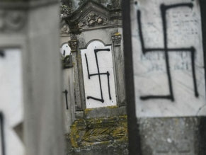 На востоке Франции осквернены более 80 еврейских могил