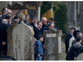 Президент Франции посетил оскверненное еврейское кладбище