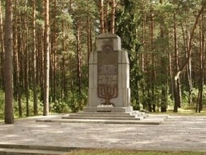Латвию планирует посетить отрицающий Холокост британец Ирвинг: в Литву его могут не пустить 