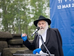 Poway Rabbi Inspires in Auschwitz
