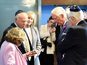 Принц Чарльз во время визита в Белфастскую синагогу встретился с участницей «Киндертранспорта»