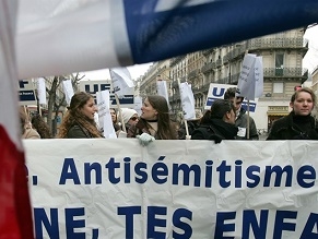 Молодых европейских евреев беспокоит их безопасность
