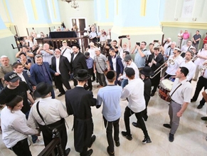 В восстановленную синагогу Дрогобыча внесен свиток Торы
