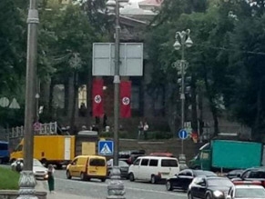 Киевлян заставили поволноваться нацистские штандарты на центральной улице