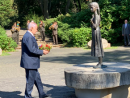Премьер Израиля возложил цветы к двум мемориалам в Киеве