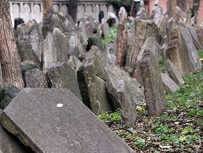 Из брусчатки на мостовых Праги удаляют камни, вырезанные из надгробий еврейских кладбищ