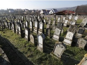 Десятки еврейских могил разорены на кладбище под Страсбургом
