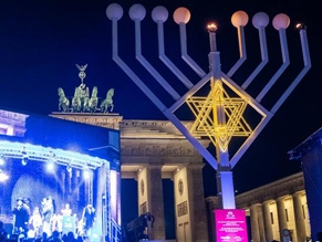 В Берлине зажгли крупнейший в Европе ханукальный светильник